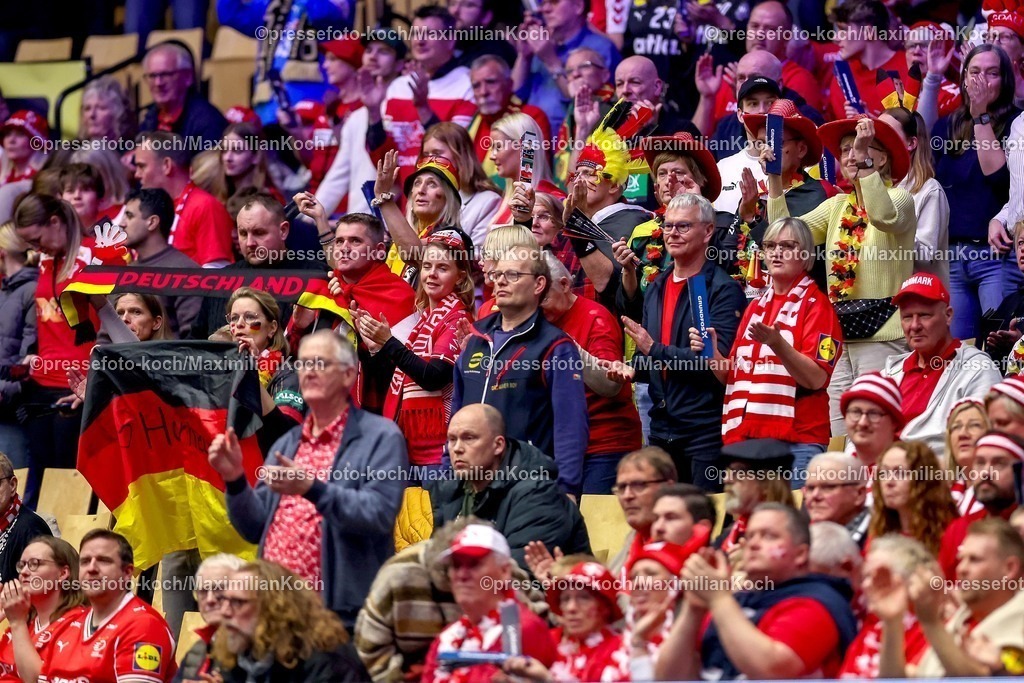 EHF22012601167 | 22.01.2026, Handball, Men's EHF EURO 2026, Deutschland - Portugal, Jyske Bank Boxen in Herning, Dänemark, Main Round: Fans der deutschen Mannschaft stehen jubelnd auf der Tribüne und feuern die Nationalmannschaft an. 