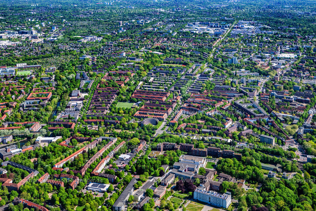 Hamburg_Dulsberg_Strassburgerstrasse_ELS_3678010525 | HAMBURG 01.05.2025 Mischbebauung der Wohngebiets- und Gewerbeansiedlung Alter Teichweg - Dulsberg-Nord im Ortsteil Dulsberg in Hamburg, Deutschland. // Mixing of residential and commercial settlements Alter Teichweg - Dulsberg-Nord in the district Dulsberg in Hamburg, Germany. Foto: Martin Elsen