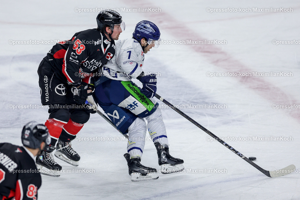 KEC22122401031 | 22.12.2024, Eishockey, DEL, Kölner Haie - Straubing Tigers, Spieltag 29, Lanxess-Arena Köln: Adam Almquist (Kölner Haie #53) gegen Taylor Leier (Straubing Tigers #7)
