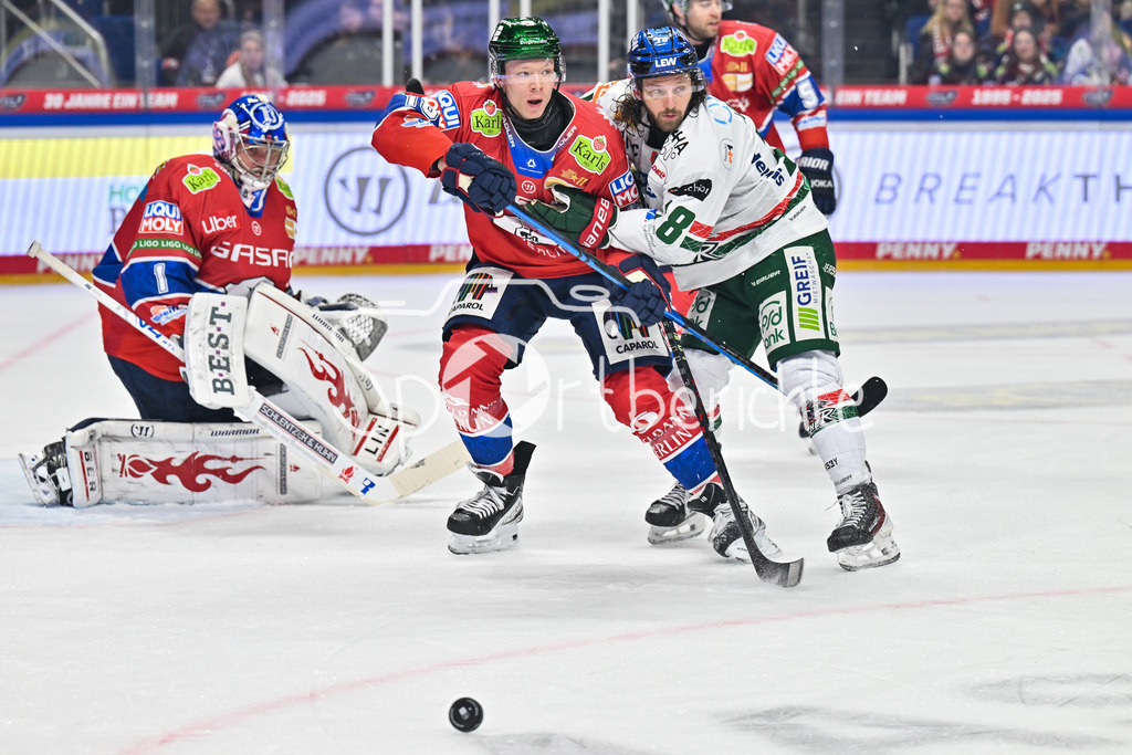 Eisbären Berlin - Augsburger Panther | BERLIN, GERMANY - 04. JANUARY: im Duell Jonas MÜLLER (Eisbären Berlin 18) und Anthony LOUIS (Augsburger Panther 18) während dem Match zwischen den Eisbären Berlin und den Augsburger Panthern am 36. Spieltag der Penny DEL in der UBER Arena