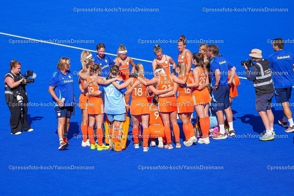 xydrx09082503019 | 09.08.2025, xydrx, Frauen EuroHockey Championship 2025, Gruppenphase, Gruppe a, Niederlande - Irland, Sparkassenpark Mönchengladbach: die Nielderländische Nationalmannschaft bildet nach ihrem 2:0 Sieg einen Kreis