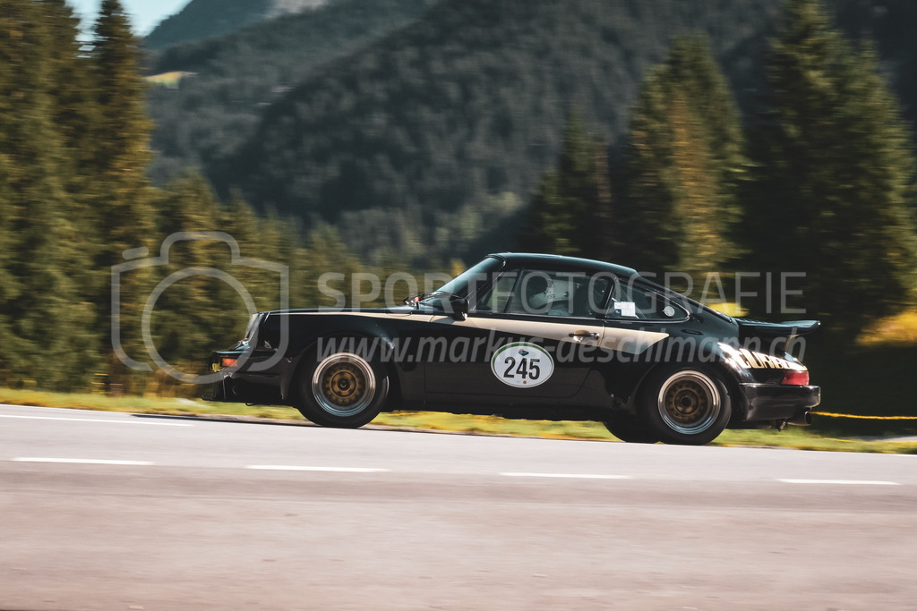 21. Arosa ClassicCar 2025 - 6. =September= 2025 | Sven Schwob aus Basel (SUI) in einem Porsche 911 Turbo 1 aus dem Jahre 1980 mit Startnummer 245 am Arosa ClassicCar 2025 in der Kategorie Classic Trophy..@arosaclassiccar, @arosa.official, #arosaclassiccar, #arosa, #76curves, #classiccarBild: Sportfotografie Markus Aeschimann | www.markus-aeschimann.ch - Realisiert mit Pictrs.com