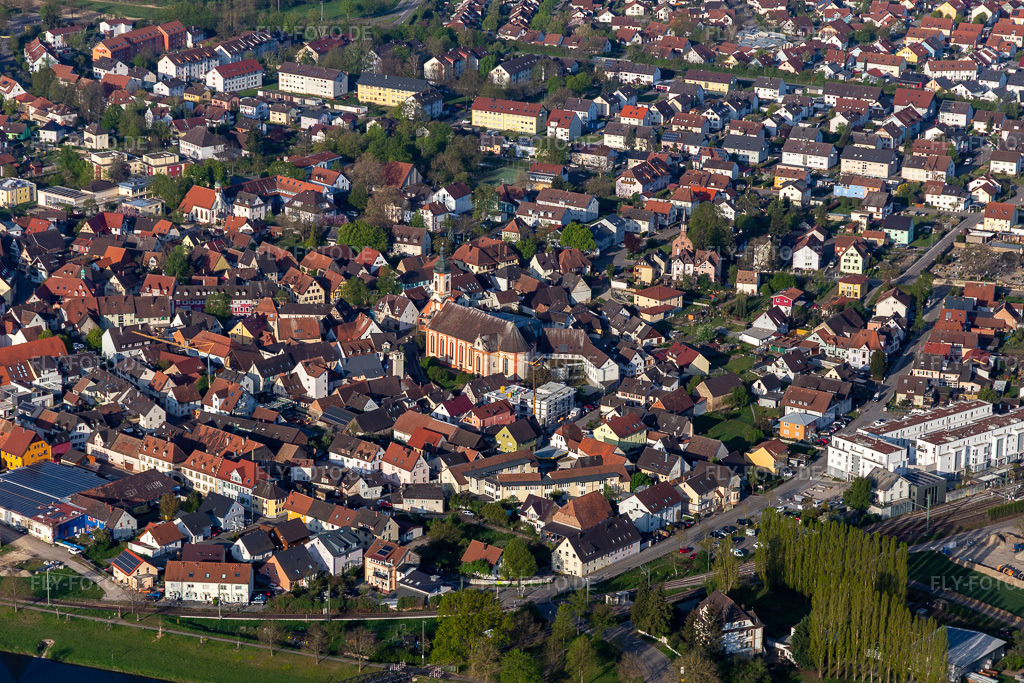 Luftbild: Ortsansicht der Straßen und Häuser der Wohngebiete in Riegel am Kaiserstuhl im Bundesland Baden-Württemberg in Deutschland. Foto: IMG_126670.jpg vom 25.04.2021 durch Werner Riehm/FLY-FOTO.de