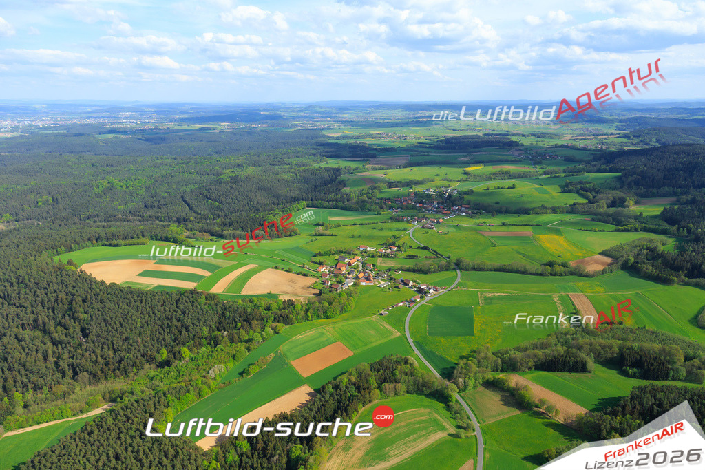 Die Luftaufnahme der Stadt Simmelbuch wurde vom UL-Flugzeug heraus erstellt ( keine Drohne )- hohe Auflösung für beste Qualität