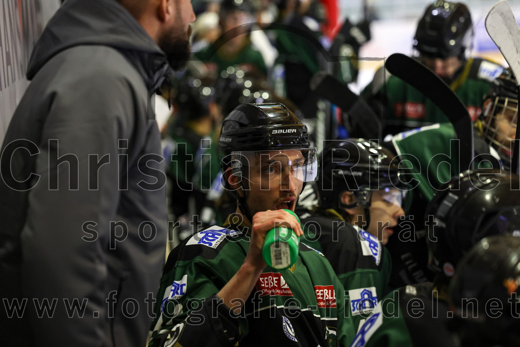 2023-01-13_014_TSV_Erding_gegen_VfE_Ulm-Neu-Ulm | Erding, Deutschland, 13.01.2023:
Eishockey, Bayernliga 2022 / 2023, 27. Spieltag, TSV Erding gegen VfE Ulm/Neu-Ulm, Endergebnis: 6:1

Bastian Cramer (Erding Gladiators, #34)

Foto: Christian Riedel / fotografie-riedel.net