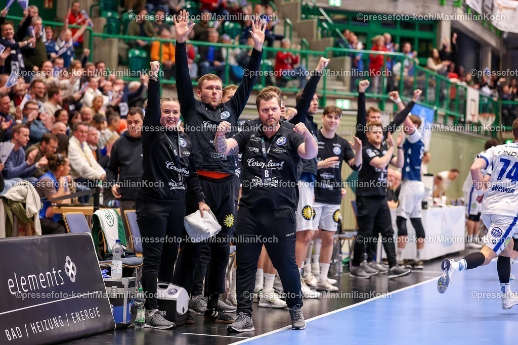 BHC11122501029 | 11.12.2025, Handball, HBL, Bergischer HC - ThSV Eisenach, Unihalle Wuppertal: Cheftrainer Arnor Gunnarsson (BHC #hc) jubelnd  am Spielfeldrand  