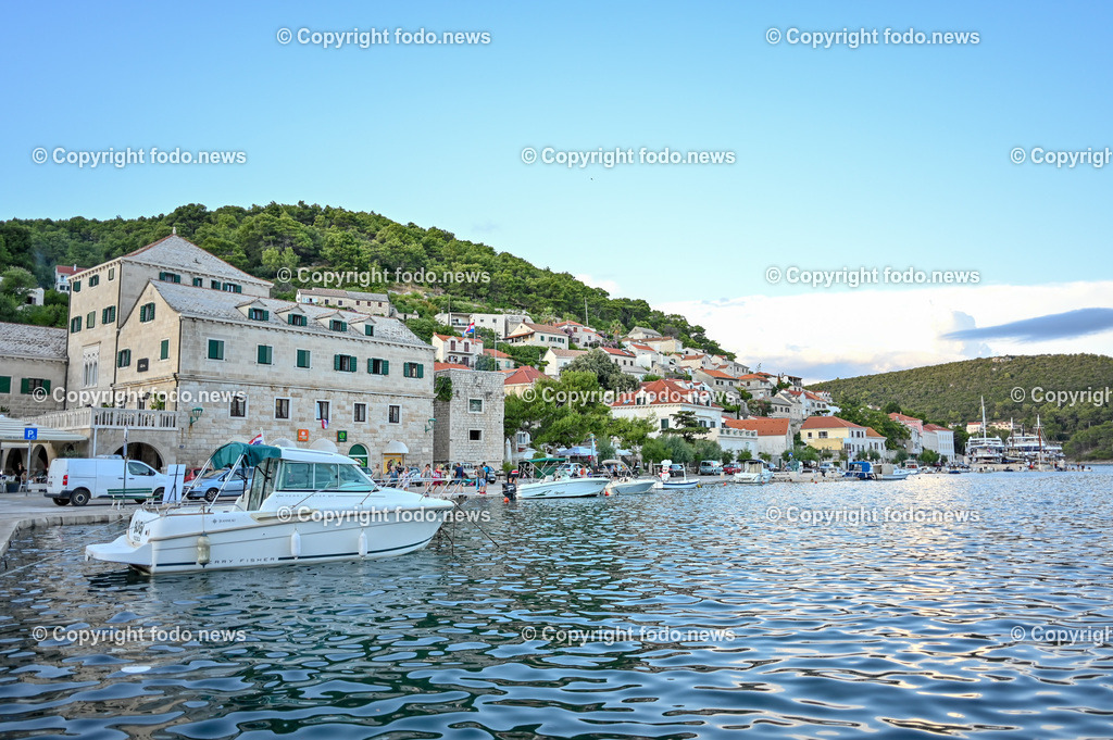 Kroatien_ Pucisca_ Brac_ 06.08.2023-32 | 06.08.2023, Kroatien, HRV, Brač, Insel in Dalmatien, Pucisca im Bild Hafen, Boote, Schiffe, Meer, Adria






Pučišća ist eine Gemeinde und ein Ort auf der Insel Brač in der Gespanschaft Split-Dalmatien in Kroatien. Der Ort ist vor allem für seinen weißen Kalkstein aus den lokalen Steinbrüchen und für seine Steinmetzkunst bekannt. 