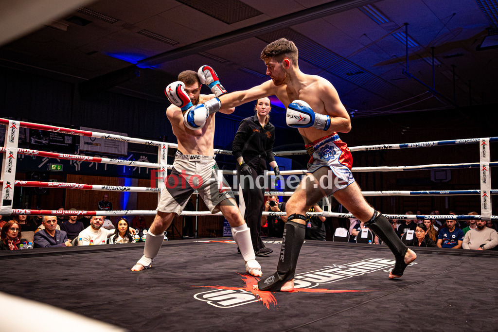 Luka Vujkovic (Kampfsport Kosaric) blau gegen Behlül Yerlinkaya (Munich Combat) rot | MFA Fight Night K1 -75kg Kampf 8, Luka Vujkovic (Kampfsport Kosaric) blau gegen Behlül Yerlinkaya (Munich Combat) rot, 20251108,,2025-11-08 in Penzberg (Wellenberghalle Penzberg), Copyright: WolfgangxLindner www.foto-lindner.de
