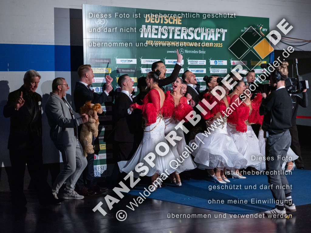 20251115-02374 | Hier finden Sie Tanz Bilder vom Latein und Standard Formationen tanzen. Sportbilder vom Tanzsport. Schöne Fotos und von Weltmeisterschaft, Europameisterschaft, Bundesliga, Regionalliga, Oberliga und Landesliga sowie von GOC Stuttgart, DanceComp, WM Bremen