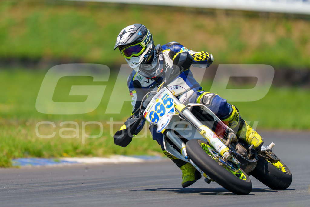 G-Cup + Supermoto Staatsmeisterschaft + Hungarian Supermoto Championship | GRIPcapture steht für authentische Sportfotografie in Österreich – für Momente, die mehr sind als Geschwindigkeit oder Ergebnis. Es geht um Emotion, Spannung, Fokus und den Augenblick, der oft nur einen Wimpernschlag dauert.Ob Motorsport, Teamsport oder 