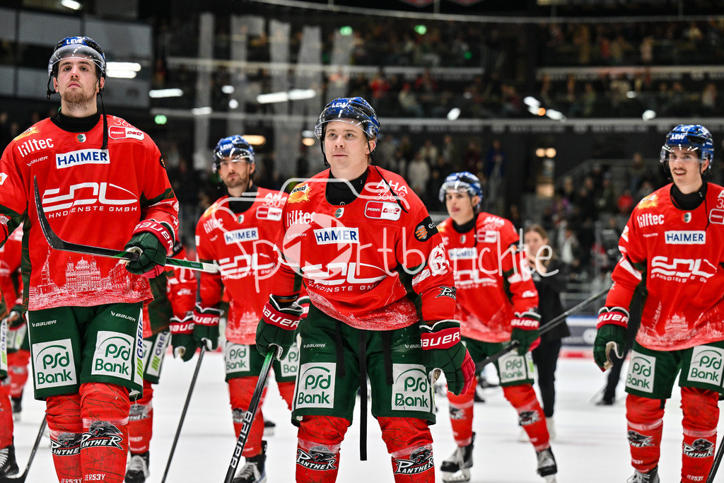 Augsburger Panther - Schwenninger Wild Wings | AUGSBURG, DEUTSCHLAND - 2. NOVEMBER: Die Spieler der Panther feier zusammen mit den Zuschauern den Heimsieg gegen Schwenningen nach dem Ligaspiel zwischen den Augsburger Panthern und den Schwenninger Wild Wings am 17. Spieltag der Penny DEL im Curt Frenzel Stadion am 02.11.2025 / Florian ELIAS (Augsburger Panther 67)