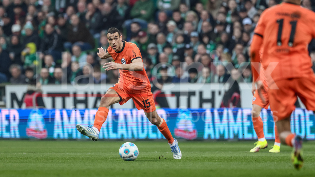 Fussball, Bundesliga, SV Werder Bremen - Eintracht Frankfurt | v.li.: Ellyes Skhiri (Eintracht Frankfurt, 15) am Ball, Einzelbild, Ganzkörper, Aktion, Action, Spielszene, DIE DFL-RICHTLINIEN UNTERSAGEN JEGLICHE NUTZUNG VON FOTOS ALS SEQUENZBILDER UND/ODER VIDEOÄHNLICHE FOTOSTRECKEN. DFL REGULATIONS PROHIBIT ANY USE OF PHOTOGRAPHS AS IMAGE SEQUENCES AND/OR QUASI-VIDEO.