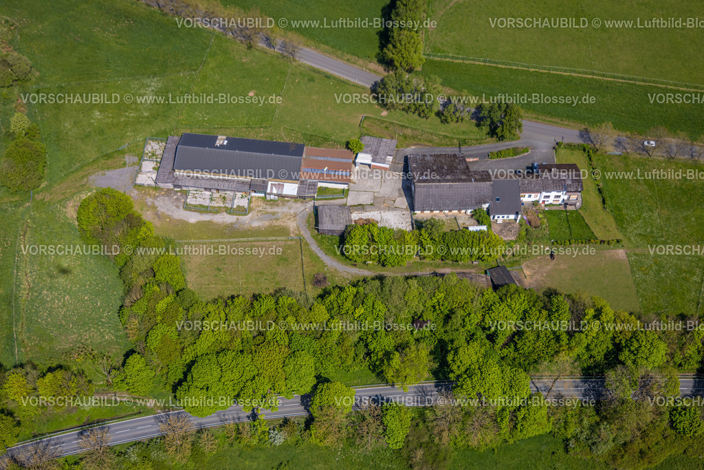 Brilon240503643 | Luftbild, Stall und landwirtschaftlicher Betrieb Familie Wrede, Gudenhagen, Brilon, Sauerland, Nordrhein-Westfalen, Deutschland