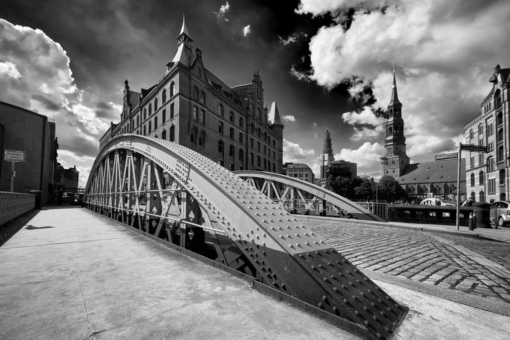 hamburg leinwand schwarzweiss speicherstadt pickhubenbruecke | Kaufen Sie Hamburg Bilder und Hamburg Fotos auf Leinwand, Acrylglas, Alu-Dibond, oder als Poster in Hamburgs großer Onlinegalerie. Elbphilharmonie Bilder, Hamburger Hafen, Speicherstadt, Alster und viel mehr.
