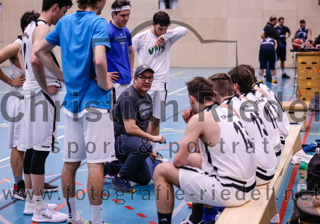 2022-04-03_032_TSV_Vaterstetten_gegen_SV_Weissblau-Allianz_Muenchen | Vaterstetten, Deutschland, 03.04.2022:
Basketball, Bezirksoberliga Herren 2021 / 2022, 14. Spieltag, TSV Vaterstetten gegen SV Weißblau-Allianz München, Endergebnis: 86:54

Trainer Daniel Paz (TSV Vaterstetten), Konstantin Huber (TSV Vaterstetten, #13), Mathias Furtmair (TSV Vaterstetten, #15), Finn Liebig (TSV Vaterstetten, #11), Benicio Trinidad Paz (TSV Vaterstetten, #8), Maximilian Metzger (TSV Vaterstetten, #12)

Foto: Christian Riedel / fotografie-riedel.net