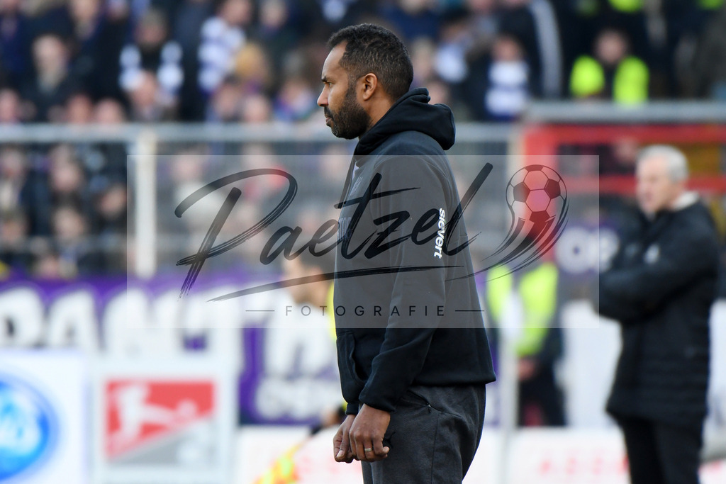 20200208_OSNFCN_0092 | Fußball, Herren: Trainer Daniel Thioune (VfL Osnabrueck) schaut waehrend des Spiels der 2. Bundesliga zwischen VfL Osnabrueck und 1. FC Nuernberg im Stadion an der Bremer Bruecke am 08.02.2020 in Osnabrueck, Deutschland.DFB / DFL REGULATIONS PROHIBIT ANY USE OF PHOTOGRAPHS AS IMAGE SEQUENCES AND/OR QUASI-VIDEO. - Realisiert mit Pictrs.com