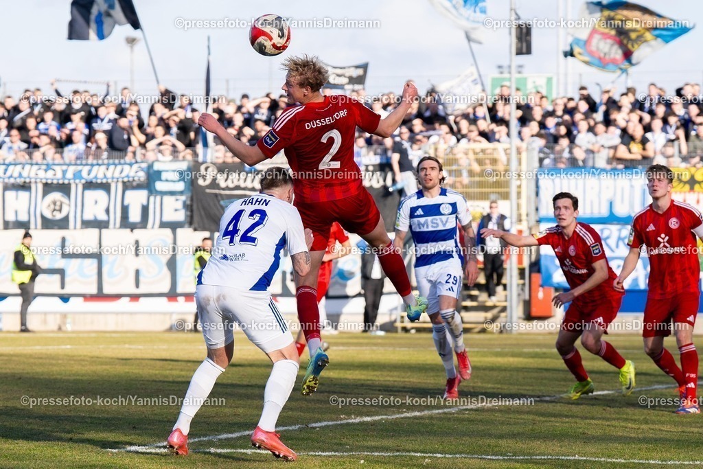 xYDR23022502071 | 23.02.2025, xydrx, Fußball, Fortuna Düsseldorf II (U23) - MSV Duisburg, Regionalliga West, Paul-Janes-Stadion: Leonard Brodersen (Düsseldorf II #2) im Kopfball Duell mit Alexander Hahn (MSV #42)