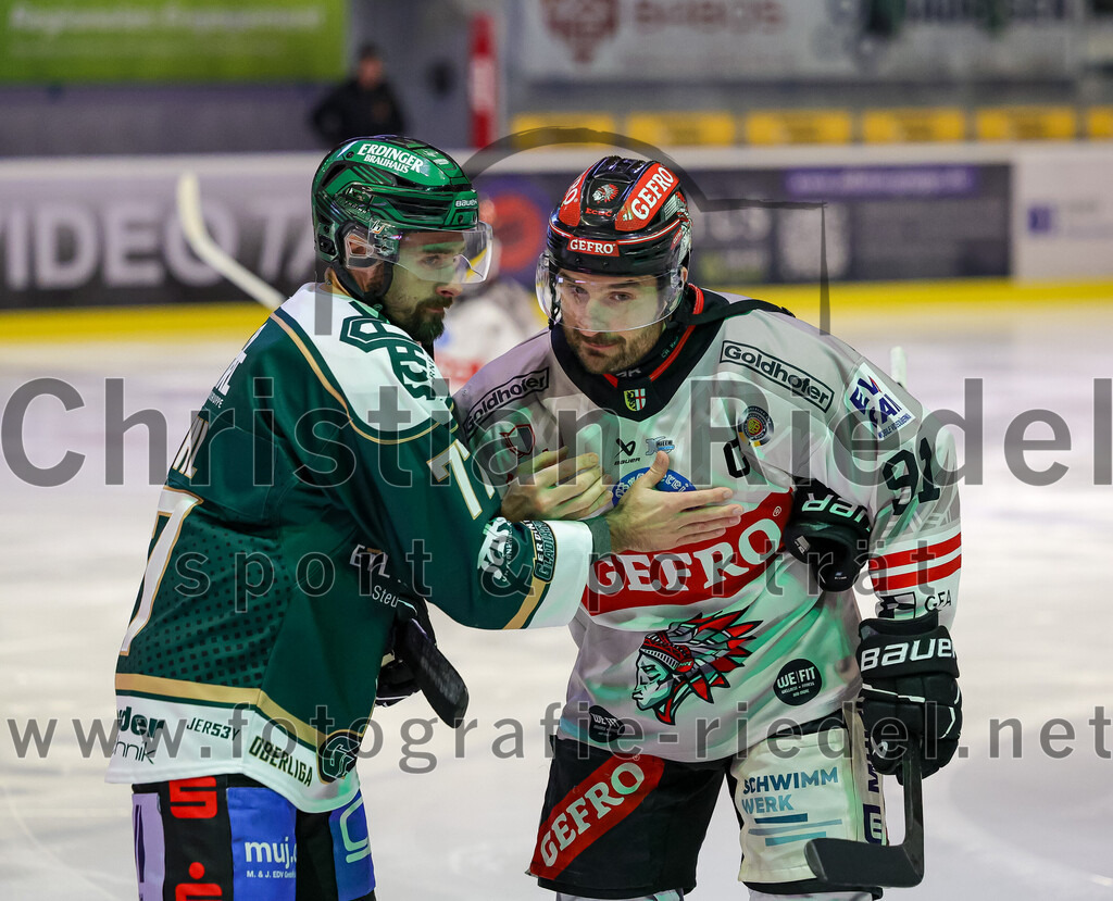 2025-12-14_025_TSV_Erding_gegen_ECDC_Memmingen_Indians | Erding, Deutschland, 14.12.2025:Eishockey, Oberliga Süd 2025 / 2026, 26. Spieltag, TSV Erding gegen ECDC Memmingen Indians, Endergebnis: 1:2Philipp Michl (Erding Gladiators, #77), Tyler Spurgeon (ECDC Memmingen Indians, #91)Foto: Christian Riedel / fotografie-riedel.net