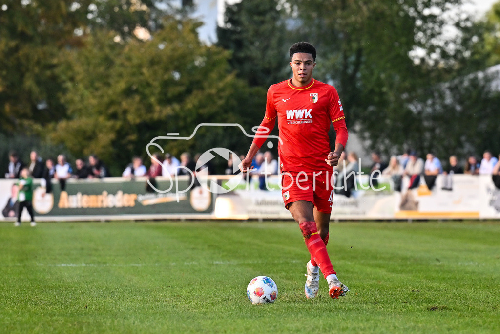 FC Augsburg - SSV Ulm 1846 Fussball | am Ball Noahkai BANKS (FC Augsburg 40) / Einzelfoto / Freisteller / Testspiel: FC Augsburg - SSV Ulm 1846 Fussball; TSV Burgau Sportzentrum am 08.10.2025