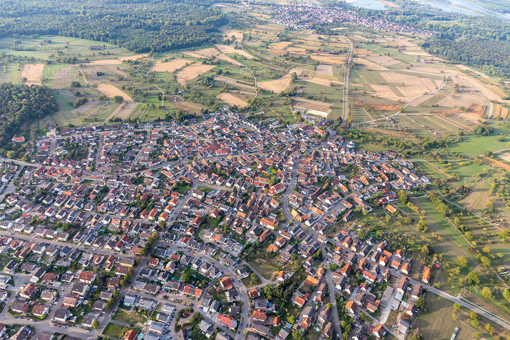 Luftbild: Ortsansicht von Südosten im Ortsteil Ottersdorf in Rastatt im Bundesland Baden-Württemberg in Deutschland. Foto: IMG_008758.jpg vom 20.09.2020 durch Werner Riehm/FLY-FOTO.de