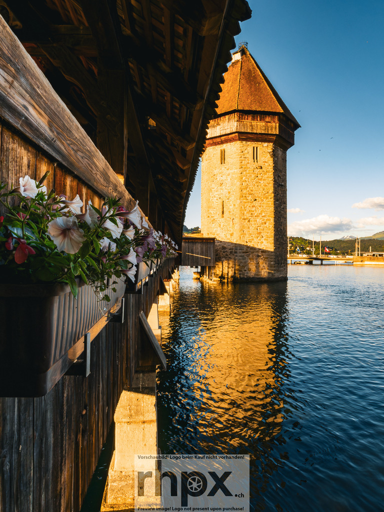Kapellbrücke und Wasserturm Luzern im goldenen Abendlicht | Stimmungsvolle Fotokunst aus Luzern. Erlebe den Pilatus, den See und die Stadt Luzern in exklusiven Aufnahmen in der Fotogalerie & Shop. - Realisiert mit Pictrs.com