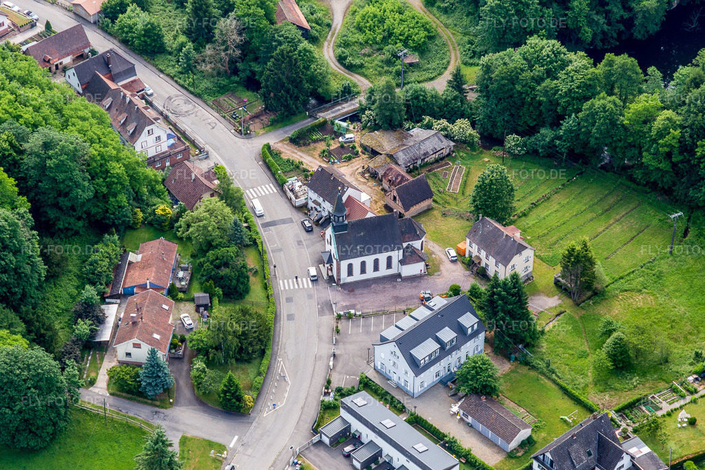 Luftbild: Kapelle im Ortsteil Weiler in Wissembourg im Bundesland Bas-Rhin in Frankreich. Foto: IMG_100719.jpg vom 05.06.2017 durch Werner Riehm/FLY-FOTO.de