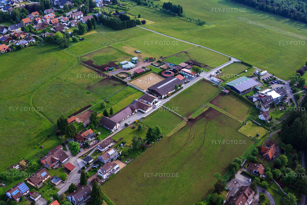 Luftbild: Gestüt Dobel in Dobel im Bundesland Baden-Württemberg in Deutschland. – Foto: IMG_079774.jpg vom 31.05.2015 durch Werner Riehm/FLY-FOTO.de – Auflösung des Originals: 5472 x 3648 px – Gestüt Dobel - Heimatgestüt von Olympiasiegern & Weltmeistern