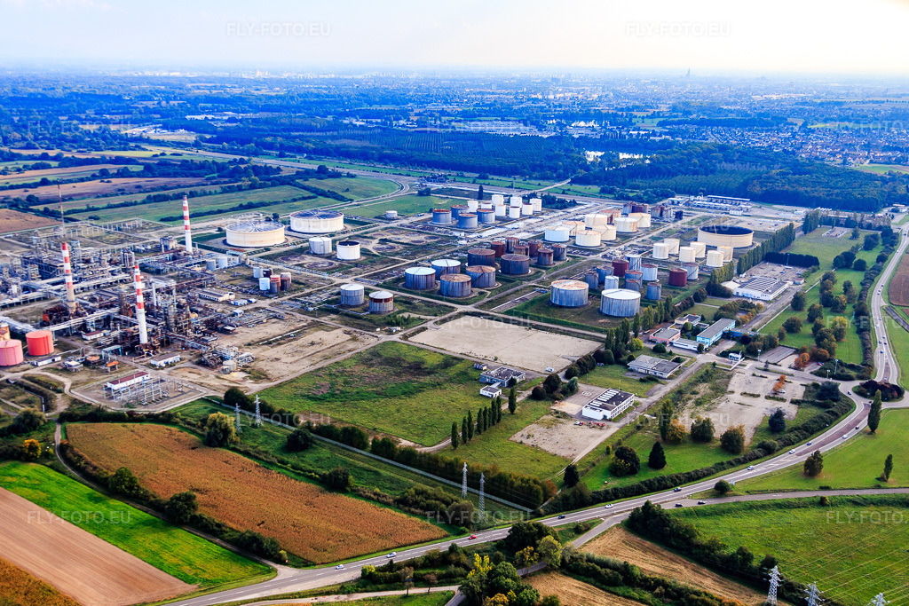 Vue aérienne: Dépôt pétrolier de Wagram à Vendenheim dans le département Bas Rhin, France – .Photo: IMG_074106.jpg prise le 04/10/2014 par Werner Riehm/FLY-FOTO.eu – Résolution de l'original: 5362 x 3574 px – Actualités France - VARO France
