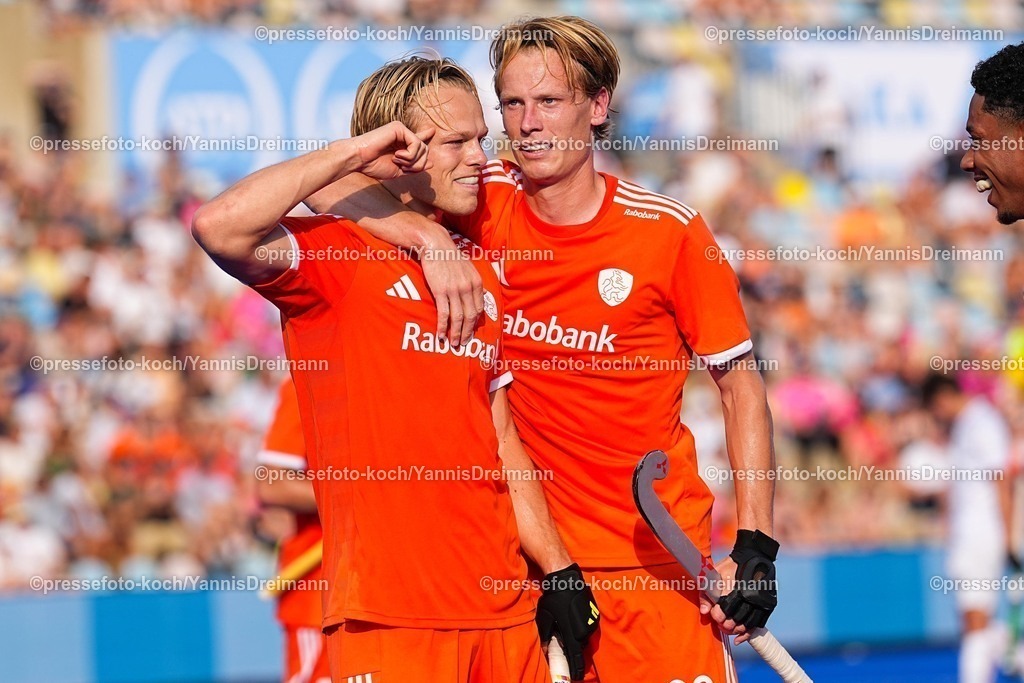 xydrx14082503016 | 14.08.2025, xydrx, Herren EuroHockey Championship 2025, Halbfinale, Niederlande - Frankreich, Sparkassenpark Mönchengladbach: Torjubel nach dem Tor zum 3:1 für die Niederländische Feldhockey Nationalmannschaft durch Torschütze Jip Janssen (NED #2)  zusammen mit Joep de Mol (NED #23) und Terrance Pieters (NED #11)
