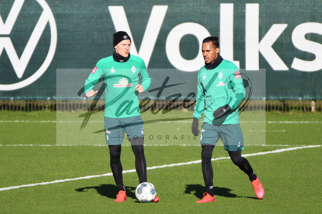 20200205_TRASVW_0055 | Fußball, Herren: Ludwig Augustinsson (SV Werder Bremen) und Theodor Gebre Selassie (SV Werder Bremen) schauen waehrend der Trainingseinheit des SV Werder Bremen im Wohninvest Weserstadion am 05.02.2020 in Bremen, Deutschland. - Realisiert mit Pictrs.com