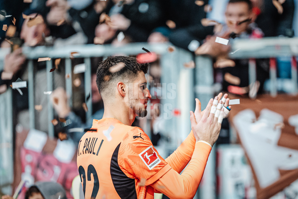 Fußball | Männer | Saison 2024/2025  | Fußball-Bundesliga | 8. Spieltag | FC St. Pauli vs. VfL Wolfsburg | 26.10.2024 | Nikola Vasilj (#22, FC St. Pauli) verlässt im Konfettiregen das Feld