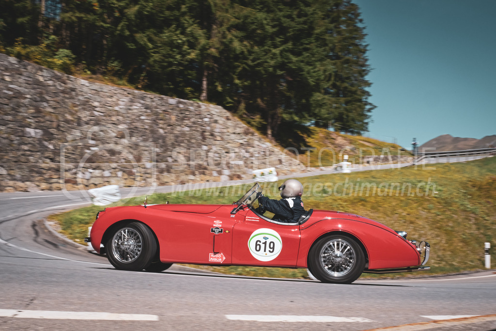 21. Arosa ClassicCar 2025 - 6. =September= 2025 | Michael Kalbermatter aus Zermatt (SUI) in einem Jaguar XK120 aus dem Jahre 1954 mit Startnummer 619 am Arosa ClassicCar 2025 in der Kategorie Demo..@arosaclassiccar, @arosa.official, #arosaclassiccar, #arosa, #76curves, #classiccarBild: Sportfotografie Markus Aeschimann | www.markus-aeschimann.ch - Realisiert mit Pictrs.com