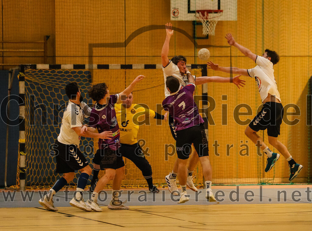 2024-03-09_046_SpVgg_Altenerding_gegen_SVW_Burghausen | Erding, Deutschland, 09.03.2024:
Handball, Bezirksoberliga Männer 2023 / 2024, 18. Spieltag, SpVgg Altenerding gegen SVW Burghausen, Endergebnis: 25:34

Torwart Alexander Langenfaß (SVW Burghausen, #1), Simon Rüdiger (SpVgg Altenerding, #7)

Foto: Christian Riedel / fotografie-riedel.net