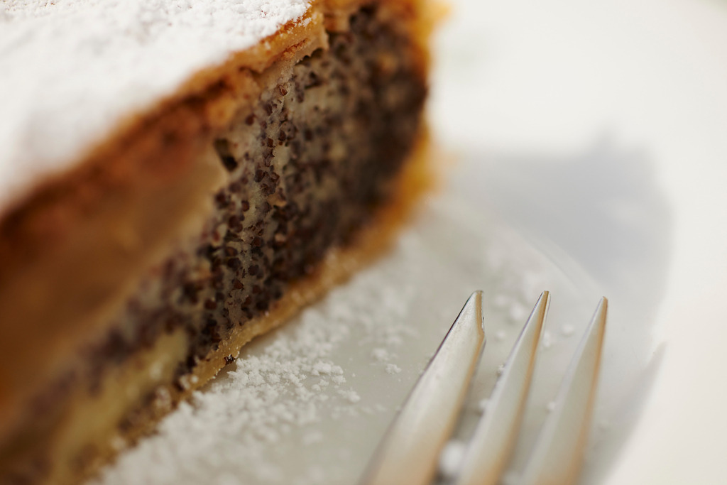 Mohnkuchen mit Gabel | Austria - May 18, 2013: Mohnkuchen mit Gabel. - Realisiert mit Pictrs.com