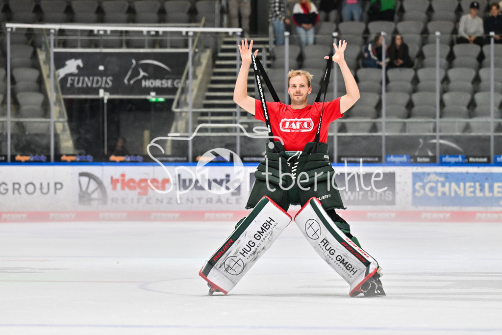 Augsburger Panther - Iserlohn Roosters | Die Augsburger Panther feiern zusammen mit ihren Fans den Heimsieg gegen Iserlohn / Penny DEL: Augsburger Panther - Iserlohn Roosters; Curt Frenzel Stadion am 21.09.2025 / im Bild Michael GARTEIG (Augsburger Panther 34
