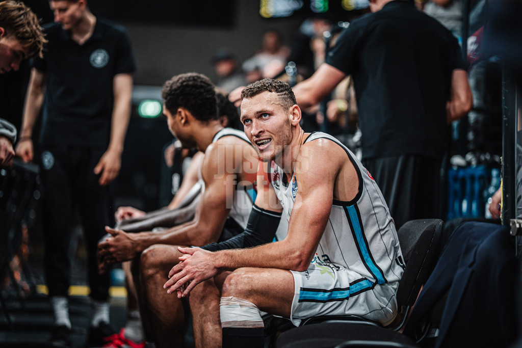 Basketball | Männer | Saison 2024/2025 | easyCredit Basketball Bundesliga | 4. Spieltag | Veolia Towers Hamburg vs. EWE Baskets Oldenburg | 06.10.2024 | Brae Ivey (#1, Veolia Towers Hamburg) auf der Bank