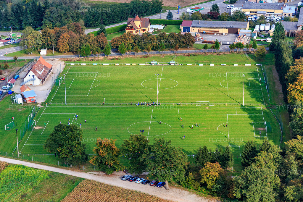 Vue aérienne: Terrain de sport à Geudertheim dans le département Bas Rhin, France – .Photo: IMG_074186.jpg prise le 04/10/2014 par Werner Riehm/FLY-FOTO.eu – Résolution de l'original: 5472 x 3648 px