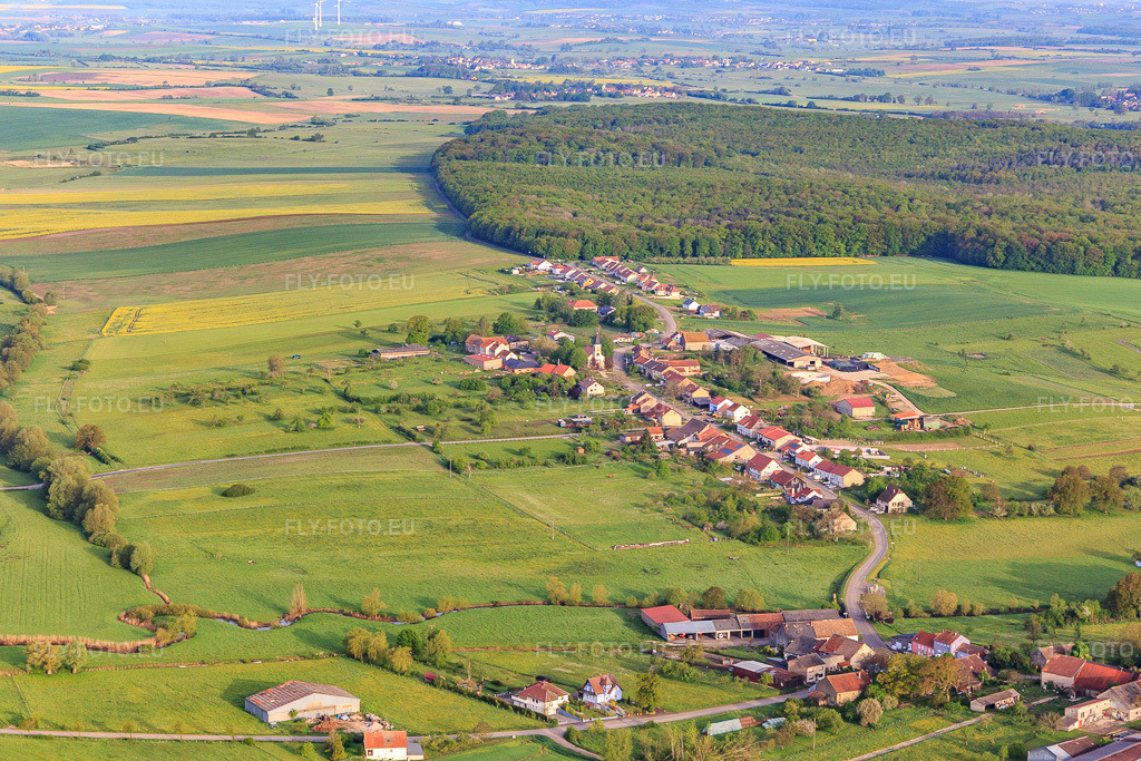 Vue aérienne: Vue de la ville depuis l'est à Kirweiler dans le département Moselle, France – .Photo: IMG_140574.jpg prise le 01/05/2024 par Werner Riehm/FLY-FOTO.eu – Résolution de l'original: 5030 x 3353 px