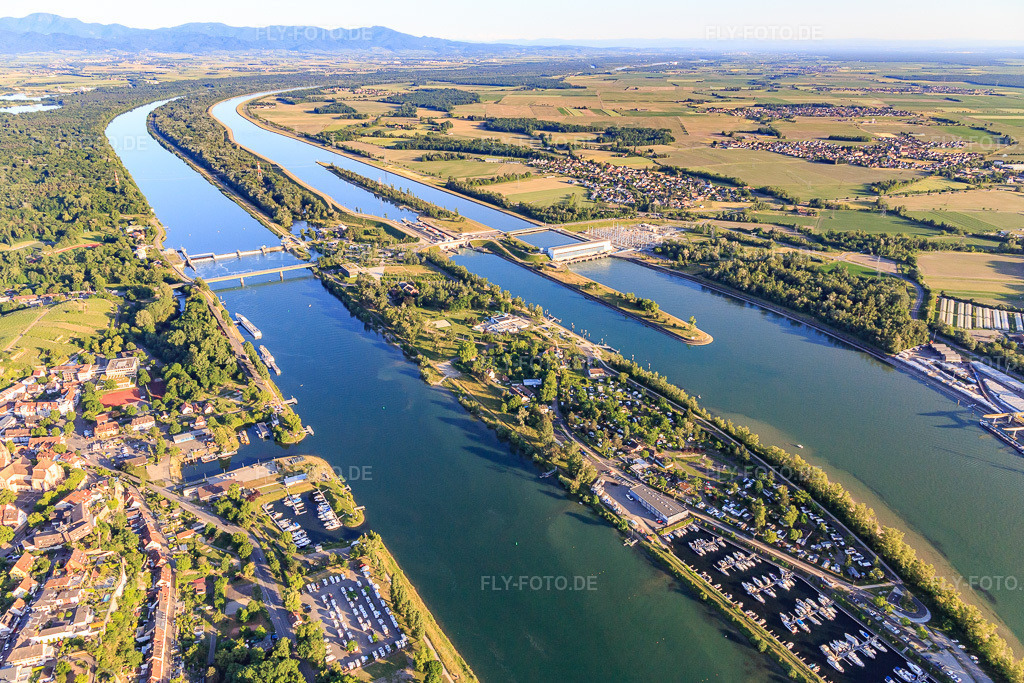 Luftbild: Rheininsel zwischen Breisach und Vogelgrün mit Schleuse, Rheinbrücke, Yachthafen in Breisach am Rhein im Bundesland Baden-Württemberg in Deutschland. Foto: IMG_147846.jpg vom 30.05.2025 durch Werner Riehm/FLY-FOTO.de