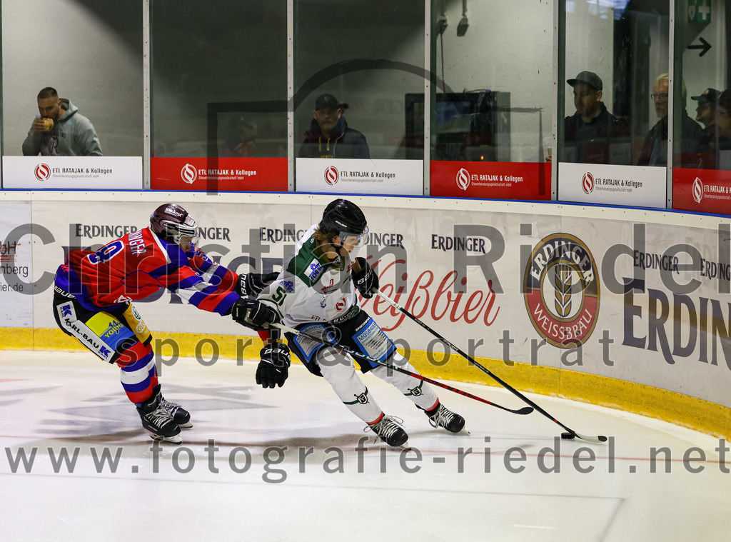 2022-09-09_040_TSV_Erding_gegen_Deggendorfer_SC | Erding, Deutschland, 09.09.2022:
Eishockey, Bayernliga 2022 / 2023, Testspiel, TSV Erding gegen Deggendorfer SC, Endergebnis: 2:5

Paul Pfenninger (Deggendorfer SC, #58), Ryan Murphy (Erding Gladiators, #51)

Foto: Christian Riedel / fotografie-riedel.net