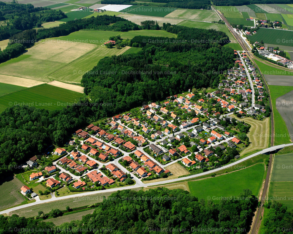 2600794 | NEUE HEIMAT 09.06.2006 Wald- Gebiete und Forstflächen umsäumen das Siedlungsgebiet des Dorfes in Neue Heimat im Bundesland Bayern, Deutschland // Village - view on the edge of forested areas in Neue Heimat in the state Bavaria, Germany Foto: Gerhard Launer