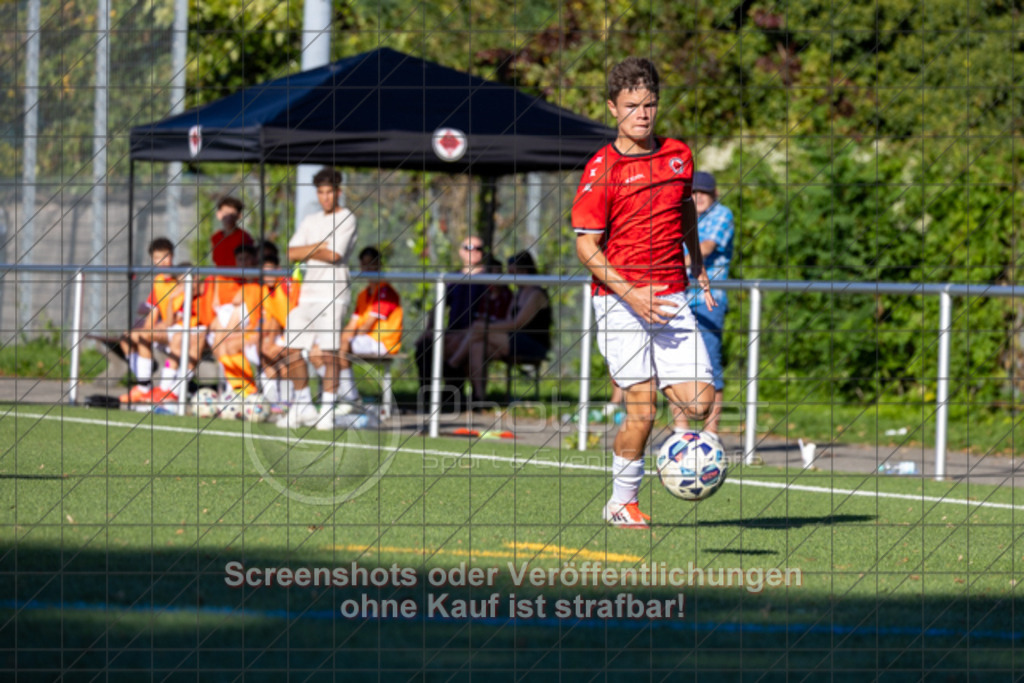20250920_165229_0629 | #,1.Göppinger SV (rot) vs. FC Esslingen II (grün), Fussball, C-Junioren Leistungsstaffel Mitte - wfv 2025/2026, Kunstrasenplatz Nord, Hohenstaufenstr. 116, 73033 Göppingen, 20.09.2025 - 15:30 Uhr,Foto: PhotoPeet-Sportfotografie/Peter Harich