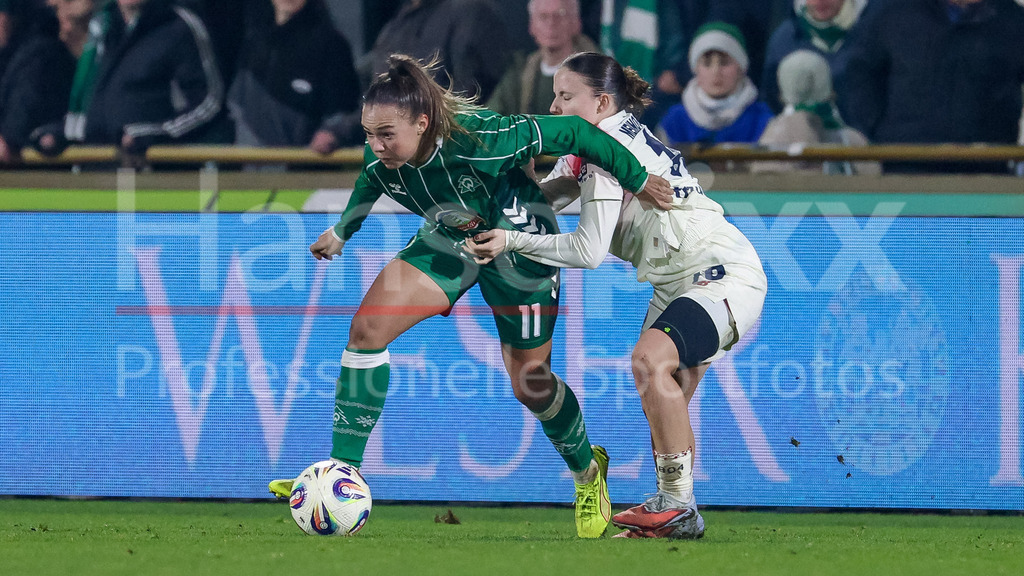 Fussball, Google Pixel Frauen-Bundesliga, SV Werder Bremen - Bayer 04 Leverkusen | v.li.: Maja Sternad (SV Werder Bremen, 11) und Estrella Merino Gonzalez (Bayer 04 Leverkusen, 10) im Zweikampf, Duell, Dynamik, Aktion, Action, Spielszene, DIE DFB-RICHTLINIEN UNTERSAGEN JEGLICHE NUTZUNG VON FOTOS ALS SEQUENZBILDER UND/ODER VIDEOÄHNLICHE FOTOSTRECKEN. DFB REGULATIONS PROHIBIT ANY USE OF PHOTOGRAPHS AS IMAGE SEQUENCES AND/OR QUASI-VIDEO.