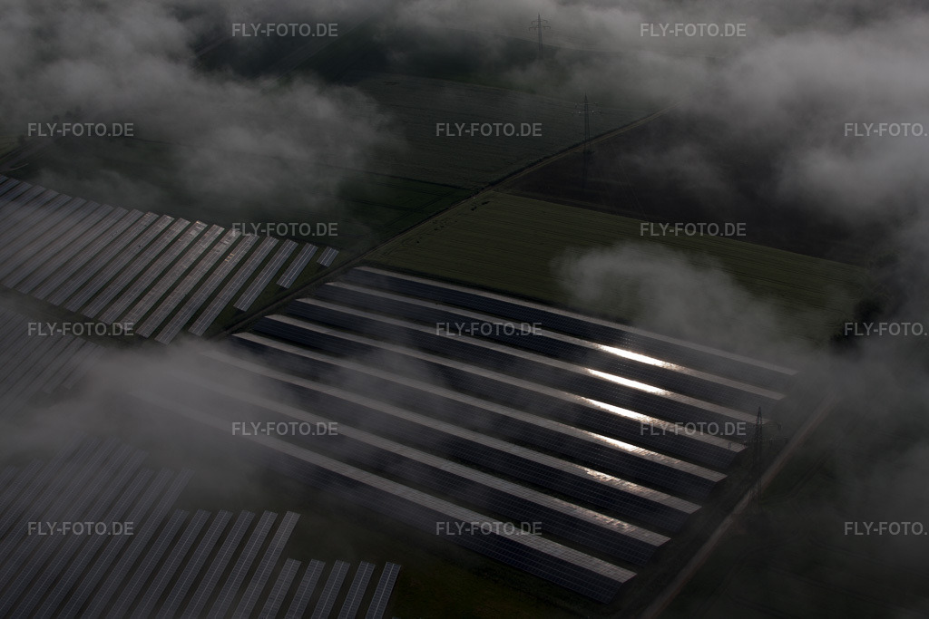 Luftbild: Wetterbedingt in eine Nebel- Schicht eingebettete Panelreihen der Photovoltaikanlage des Solarpark bzw. Solarkraftwerk im Ortsteil Bredenborn in Marienmünster im Bundesland Nordrhein-Westfalen in Deutschland. Foto: IMG_65205.jpg vom 24.05.2014 durch Werner Riehm/FLY-FOTO.de