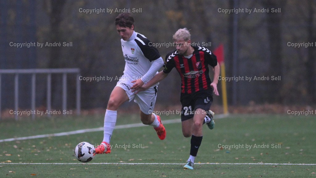TSV Kronshagen vs TSV Kropp | Merlin Humm (TSVK #4) / Niclas Krause (Kropp #21) - Fußball-Landesliga Schleswig Männer 2024/2025 / TSV Kronshagen vs TSV Kropp / Suchsdorfer Weg 68, Sportzentrum Platz 4 / 24119 Kronshagen / 16.11.24 - Realisiert mit Pictrs.com