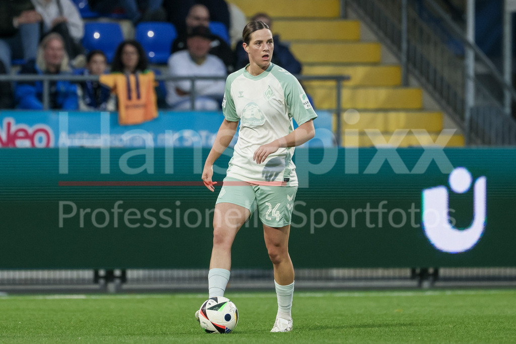 Fussball, Google Pixel Frauen-Bundesliga, TSG 1899 Hoffenheim - SV Werder Bremen | v.li.: Lara Schmidt (SV Werder Bremen, 24) am Ball, Freisteller, Einzelbild, Ganzkörper, Aktion, Action, Spielszene, DIE DFB-RICHTLINIEN UNTERSAGEN JEGLICHE NUTZUNG VON FOTOS ALS SEQUENZBILDER UND/ODER VIDEOÄHNLICHE FOTOSTRECKEN. DFB REGULATIONS PROHIBIT ANY USE OF PHOTOGRAPHS AS IMAGE SEQUENCES AND/OR QUASI-VIDEO.