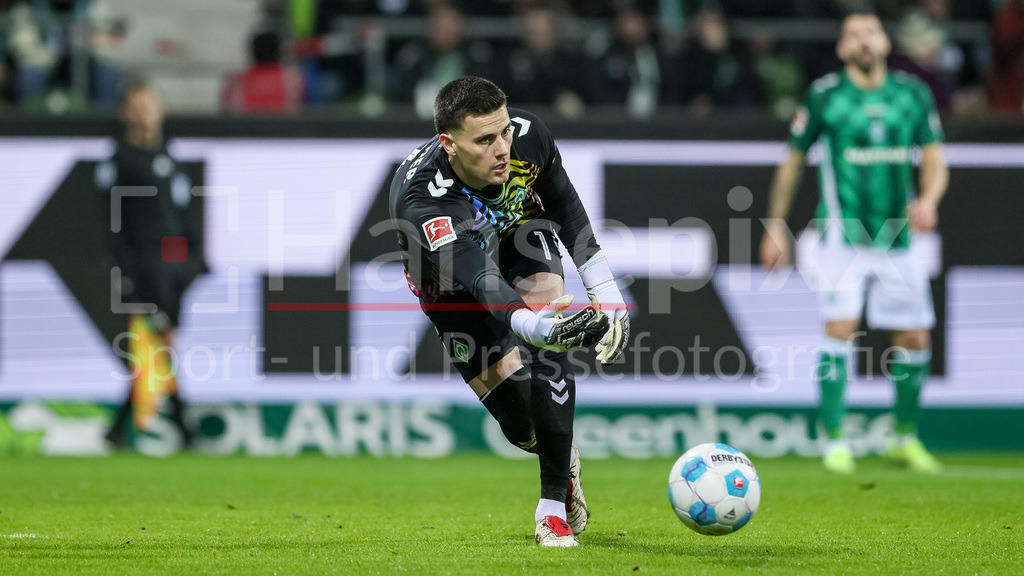 Fussball, Bundesliga, SV Werder Bremen - 1. FC Heidenheim | v.li.: Michael Zetterer (Torhüter, Torwart, SV Werder Bremen, 1) am Ball, Einzelbild, Ganzkörper, Aktion, Action, Spielszene, DIE DFL-RICHTLINIEN UNTERSAGEN JEGLICHE NUTZUNG VON FOTOS ALS SEQUENZBILDER UND/ODER VIDEOÄHNLICHE FOTOSTRECKEN. DFL REGULATIONS PROHIBIT ANY USE OF PHOTOGRAPHS AS IMAGE SEQUENCES AND/OR QUASI-VIDEO.