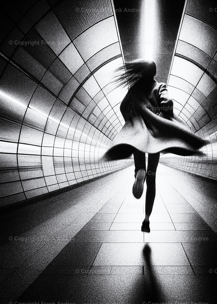 Eile | Eine junge Frau mit Mantel läuft schnell durch einen menschenleeren Fußgängertunnel. Digitale Kunst in schwarz weiß - Realisiert mit Pictrs.com