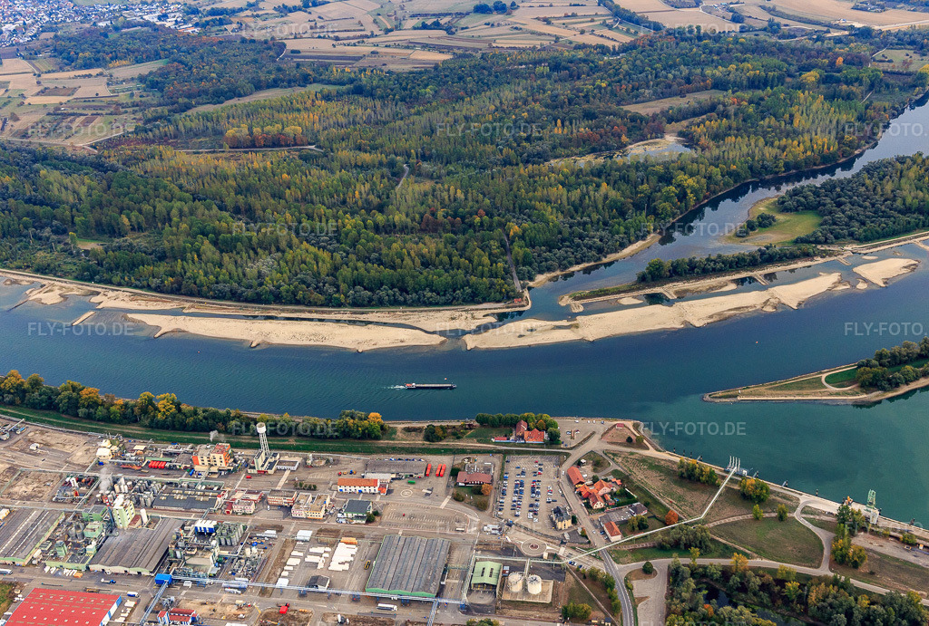 Luftbild: Industrie am Rheinufer von Nordosten in Lauterbourg im Bundesland Bas-Rhin in Frankreich.Foto: IMG_112012.jpg vom 11.10.2018 durch Werner Riehm/FLY-FOTO.deAuflösung des Originals: 5403 x 3648 px