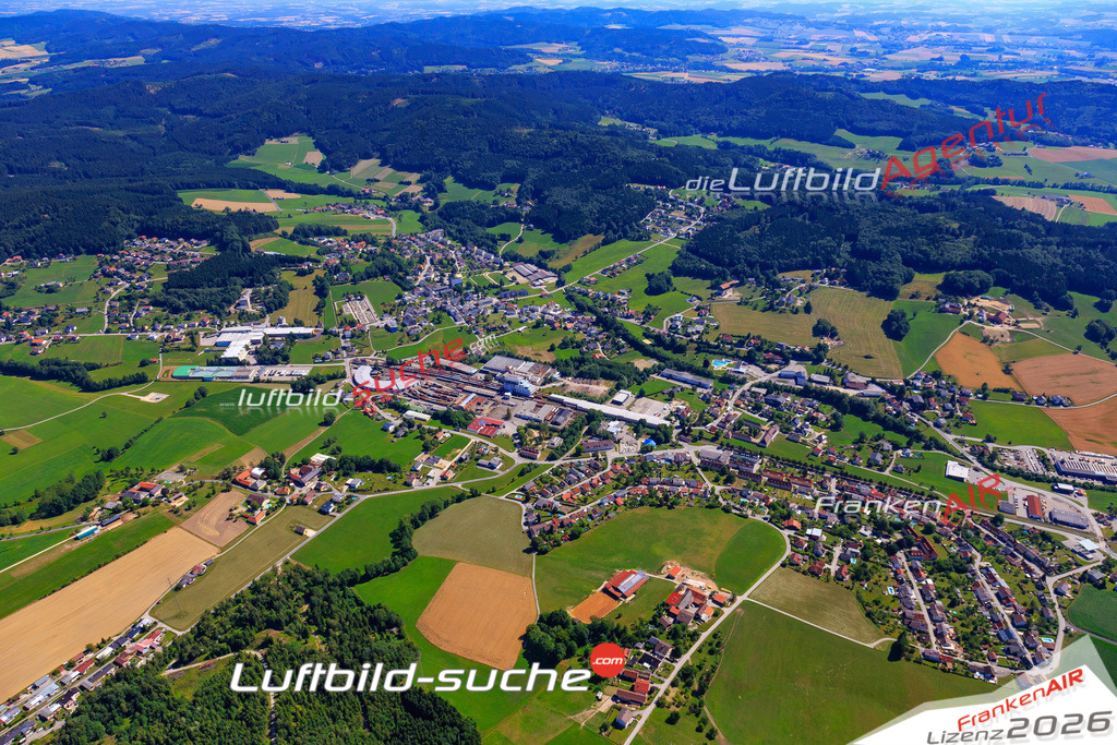 Die Luftaufnahme der Stadt Ampflwang im Hausruckwald wurde 2017 vom Flugzeug heraus erstellt ( keine Drohne )- hohe Auflösung für beste Qualität